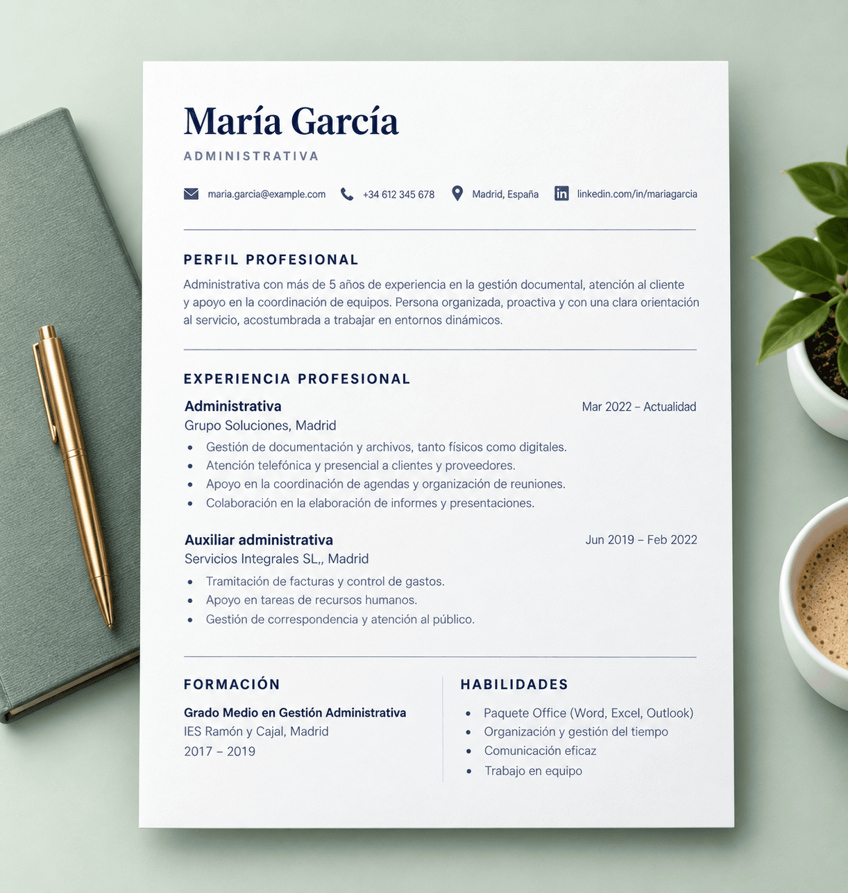 Ejemplo ficticio de un CV de María García, administrativa, con perfil, experiencia, formación y habilidades organizados en una página.